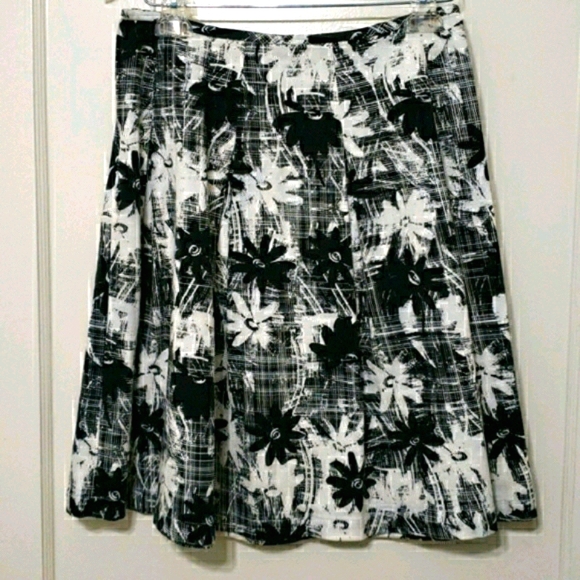 St. John Sport pleated/flared/skater skirt 2 or P - Picture 4 of 8